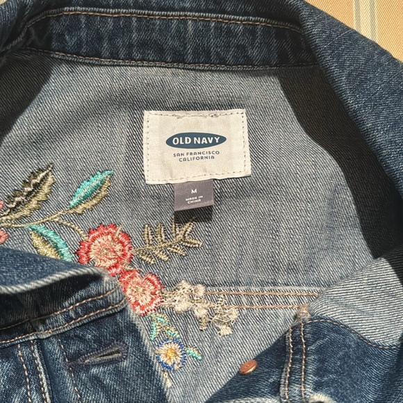 OLD NAVY FLORAL EMBROIDERED DENIM JACKET IN MEDIUM WASH SIZE MEDIUM - Picture 14 of 14